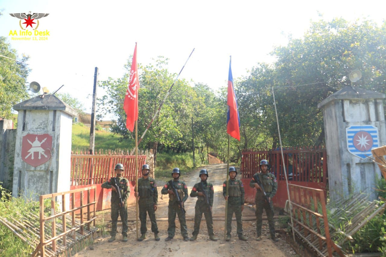(အမ်းမြို့ရှိ စစ်​ကောင်စီတပ်ရင်းများ၊စခန်းများကိုဆက်တိုက်သိမ်းယူ​နေ​သော အာရက္ခတပ်​တော်(AA)တပ်ဖွဲ့ဝင်များ နှင့်ရခိုင်ပြည်နယ်စစ်​ရေးအ​ခြေအ​နေပြ အင်ဖိုဂရပ်။ဓါတ်ပုံ-AA Info Desk)