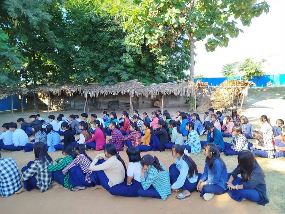 (ကနီမြို့နယ်ပညာရေးတာဝန်ခံ ဦးဝင်းဌေးမိသားစု လုပ်ကြံသတ်ဖြတ်ခံခဲ့ရမှု အမှုမှန်အမြန်ပေါ်ပေါက်ရေးအတွက် ဒီဇင်ဘာ၄ ရက်က ပြုလုပ်ခဲ့သည့် ပြည်သူ့အခြေပြုကျောင်းများ၏ campaign လှုပ်ရှားမှုများအား တွေ့ရစဥ်။ဓာတ်ပုံ-BEGSC)