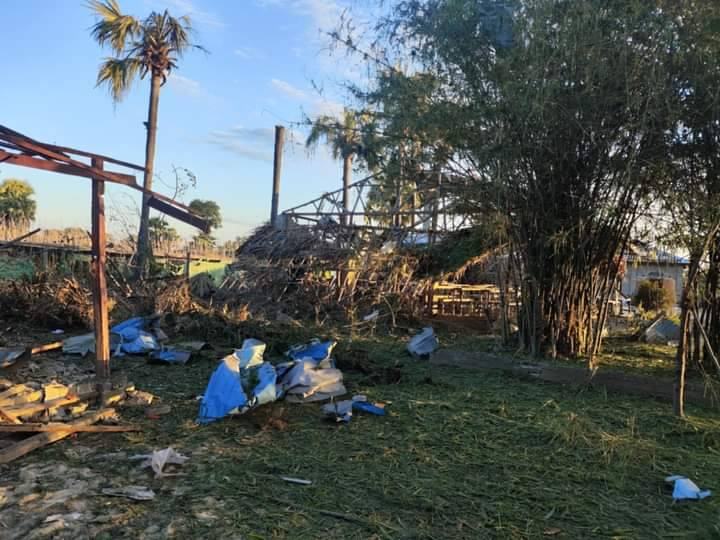 (ဒီဇင်ဘာ၂ရက်က နွားထိုးကြီးမြို့နယ်၊ နဘဲမြစ်ရွာရှိ ကိုရီးယားဘာသာစကားသင်တန်းကျောင်း လေကြောင်းတိုက်ခိုက်ခံရပြီးနောက် တွေ့ရစဥ်။ဓာတ်ပုံ-နွားထိုးကြီးသတင်းစုံ)