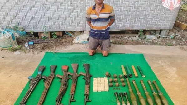 (ဖမ်းဆီးရမိသောသုံ့ပန်းနှင့် လက်နက်ခဲယမ်းအချို့အား တွေ့ရစဥ်။ဓာတ်ပုံ - MDY PDF)