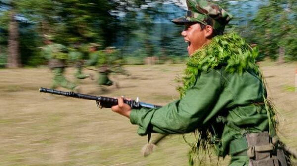 (ကချင်လွတ်လပ်ရေးတပ်မတော် (KIA)မှ ရဲဘော်တစ်ဦးအား ရှေ့တန်းတနေရာ၌ တွေ့ရစဉ်။ ဓာတ်ပုံ - Getty Images)