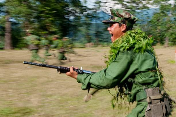 (ကချင်လွတ်လပ်ရေးတပ်မတော် (KIA)မှ ရဲဘော်တစ်ဦးအား ရှေ့တန်းတနေရာ၌ တွေ့ရစဉ်။ ဓာတ်ပုံ - Getty Images)