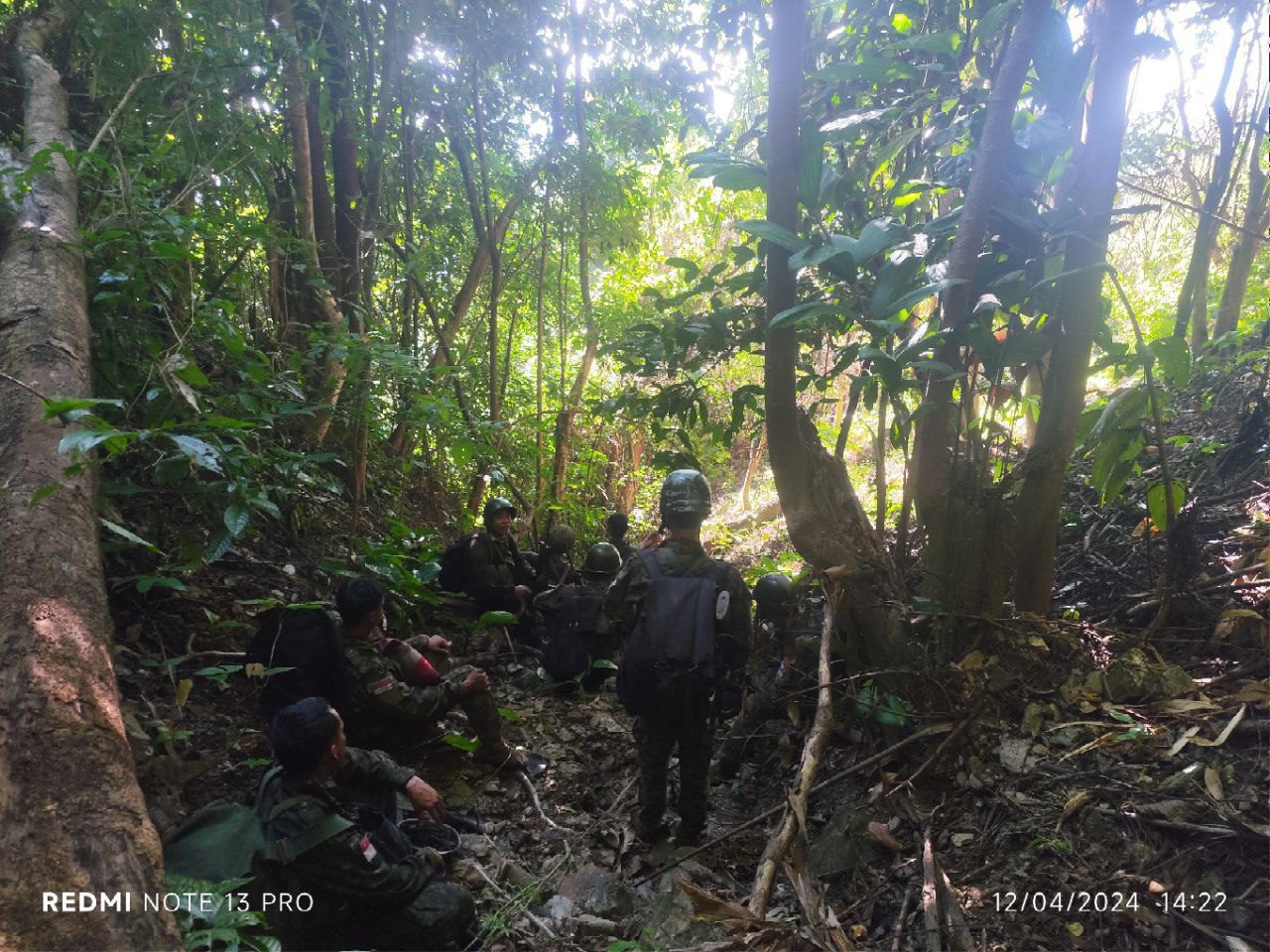 လူထုတော်လှန်ရေးမဟာမိတ်အင်အားစု (PRA – Magway)မှ ရဲဘော်များအား တွေ့ရစဉ်။ ဓာတ်ပုံ − PRA)
