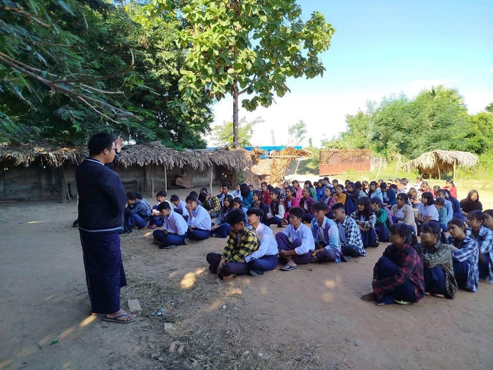 (ကနီမြို့နယ်ပညာရေးတာဝန်ခံ ဦးဝင်းဌေးမိသားစု လုပ်ကြံသတ်ဖြတ်ခံခဲ့ရမှု အမှုမှန်အမြန်ပေါ်ပေါက်ရေးအတွက် ဒီဇင်ဘာ၄ ရက်က ပြုလုပ်ခဲ့သည့် ပြည်သူ့အခြေပြုကျောင်းများ၏ campaign လှုပ်ရှားမှုများအား တွေ့ရစဥ်။ဓာတ်ပုံ-BEGSC)
