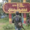 (ကနီမြို့အဝင်တနေရာ၌ PDF ရဲဘော်အချို့အား တွေ့ရစဥ်။ဓာတ်ပုံ - DPRA)
