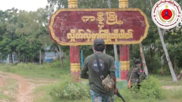 (ကနီမြို့အဝင်တနေရာ၌ PDF ရဲဘော်အချို့အား တွေ့ရစဥ်။ဓာတ်ပုံ - DPRA)