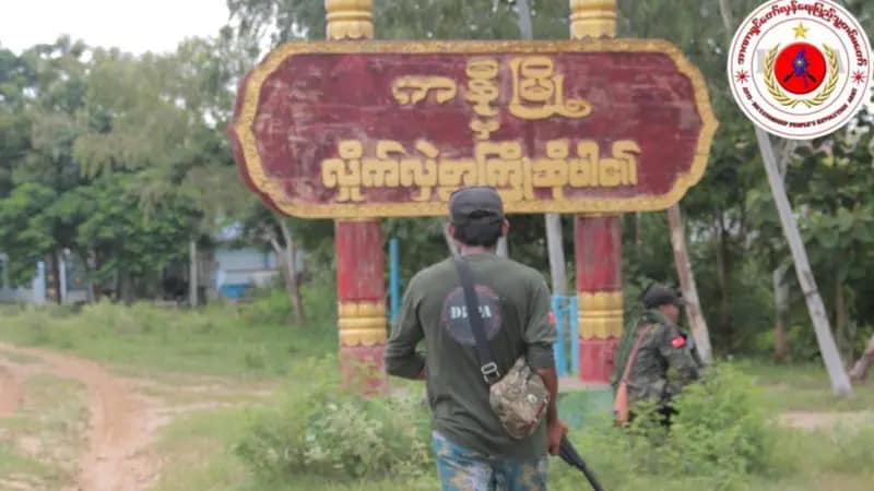 (ကနီမြို့အဝင်တနေရာ၌ PDF ရဲဘော်အချို့အား တွေ့ရစဥ်။ဓာတ်ပုံ - DPRA)