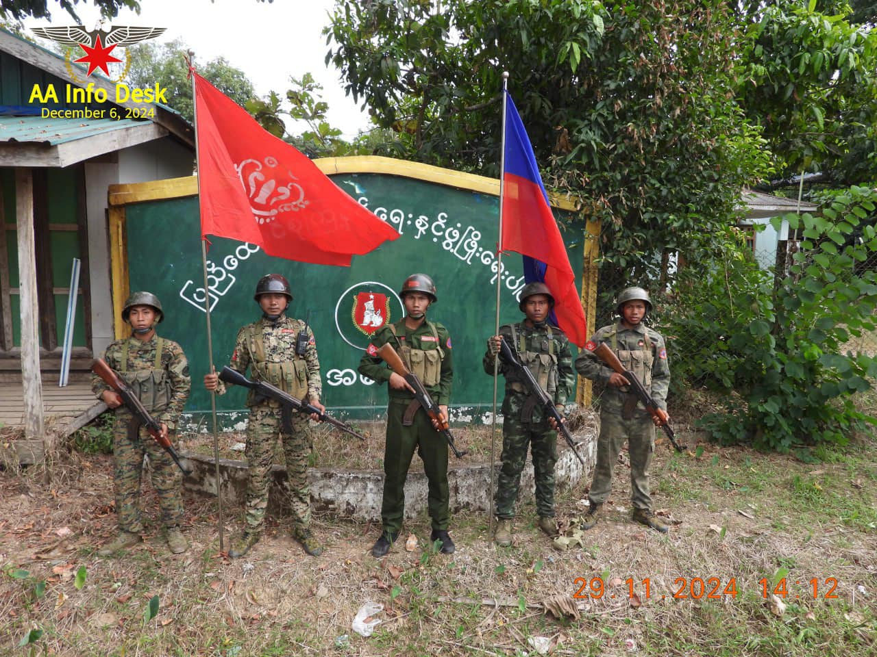 (အမ်းမြို့သိမ်းတိုက်ပွဲမှ မြင်ကွင်းများ။ ဓာတ်ပုံ − AA)