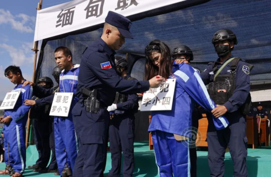 (ပြစ်ဒဏ်စီရင်ခံရသူများအား MNDAAက ခေါ်ဆောင်လာစဉ်နှင့် ကြည့်ရှု့နေသော ပြည်သူများအား တွေ့ရစဉ်။ ဓာတ်ပုံ - MNDAA)