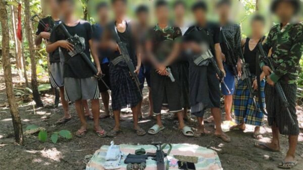 (စစ်ကောင်စီတပ်သားများထံမှရရှိခဲ့သော လက်နက်ခဲ့ယမ်းများနှင့်အတူတွေ့ရသည့် တော်လှန်ရေးရဲဘော်များ။ ဓာတ်ပုံ − ပေးပို့)