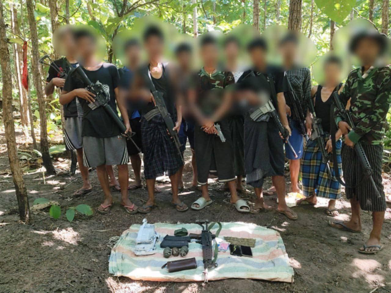 (စစ်ကောင်စီတပ်သားများထံမှရရှိခဲ့သော လက်နက်ခဲ့ယမ်းများနှင့်အတူတွေ့ရသည့် တော်လှန်ရေးရဲဘော်များ။ ဓာတ်ပုံ − ပေးပို့)