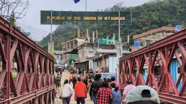 (မြန်မာ-အိန္ဒိယနယ်စပ် ရိဒ်ခေါဒါရ်မြို့ရှိ နယ်စပ်ဂိတ်ကို CNA ဦးဆောင်သည့် ချင်းပူးပေါင်းတပ်များက သိမ်းပိုက်ပြီးနောက် ချင်းအလံလွှင့်ထူထားစဉ်။ ဓာတ်ပုံ - Chinland Information Center)