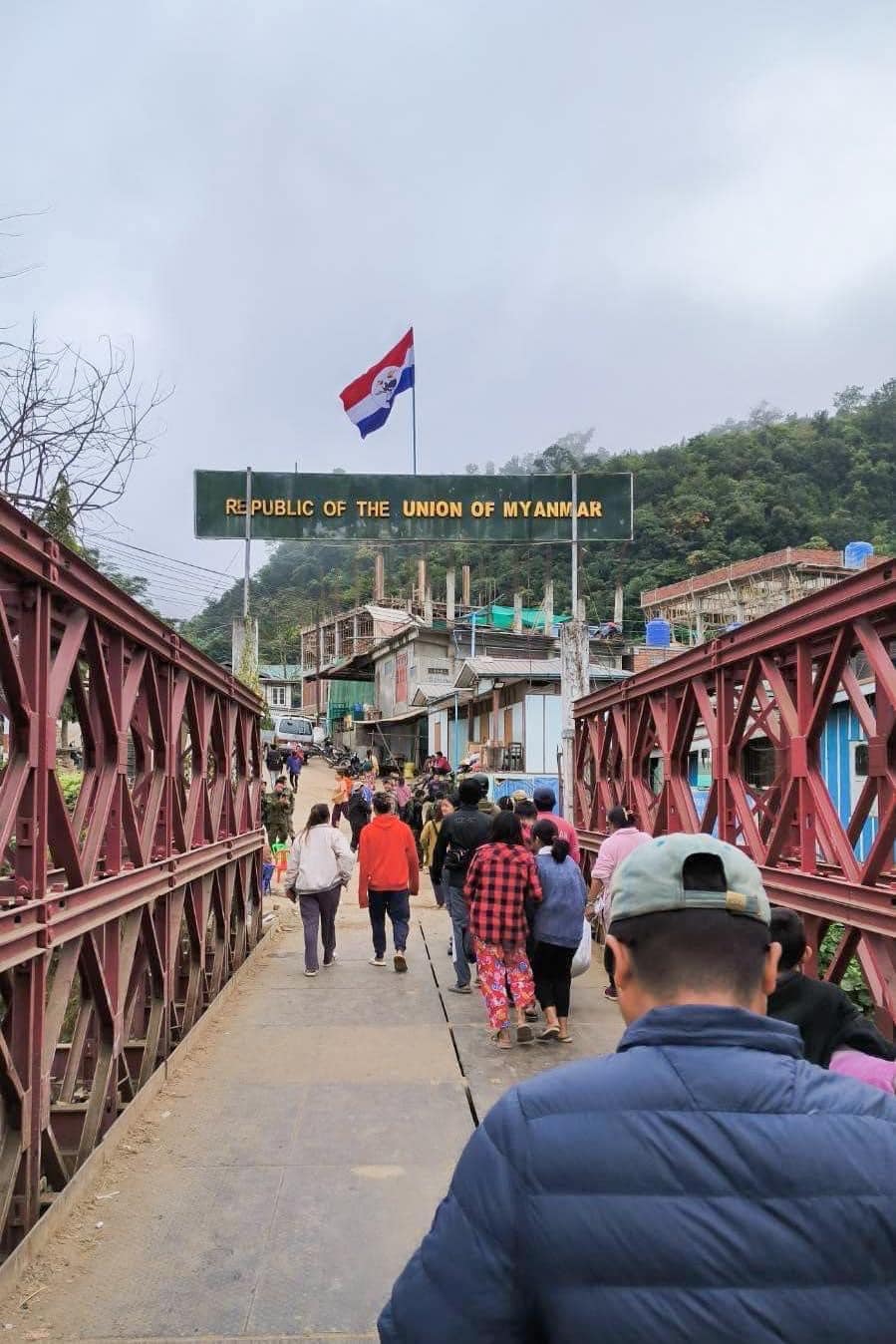 (မြန်မာ-အိန္ဒိယနယ်စပ် ရိဒ်ခေါဒါရ်မြို့ရှိ နယ်စပ်ဂိတ်ကို CNA ဦးဆောင်သည့် ချင်းပူးပေါင်းတပ်များက သိမ်းပိုက်ပြီးနောက် ချင်းအလံလွှင့်ထူထားစဉ်။ ဓာတ်ပုံ - Chinland Information Center)