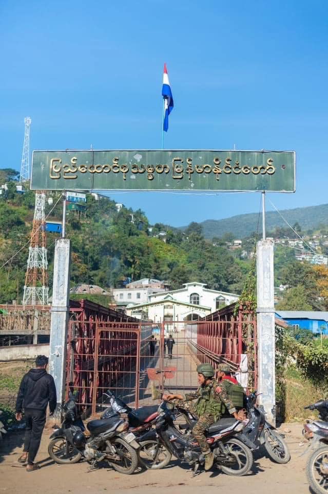 (မြန်မာ-အိန္ဒိယနယ်စပ် ရိဒ်ခေါဒါရ်မြို့ရှိ နယ်စပ်ဂိတ်ကို CNA ဦးဆောင်သည့် ချင်းပူးပေါင်းတပ်များက သိမ်းပိုက်ပြီးနောက် ချင်းအလံလွှင့်ထူထားစဉ်။ ဓာတ်ပုံ - Chinland Information Center)