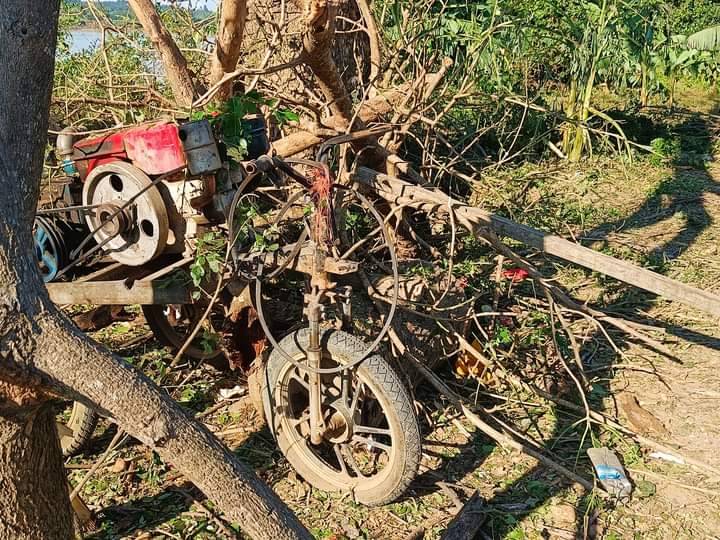 (လေကြောင်းတိုက်ခိုက်မှုကြောင့် ပျက်စီးသွားသည့်တဲနှင့်ပတ်ဝန်းကျင်အား တွေ့ရစဥ်။ဓာတ်ပုံ-Pyae Aung Naing-Kani)