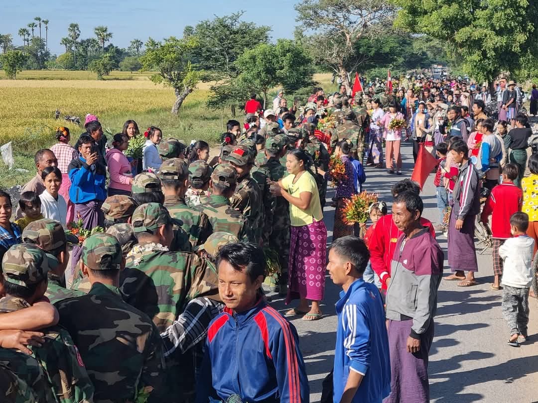 (ရှမ်းမန်းစစ်ဆင်ရေးမှပြန်လာသော ရွှေဘိုခရိုင်အမှတ် (၂၆)တပ်ရင်းမှ ရဲဘော်များအား ပြည်သူများက ကြိုဆိုနေသည်ကို တွေ့ရစဥ်။ ဓာတ်ပုံ - ဓာတ်ပုံ-C.M.O(ဂဏန်း))