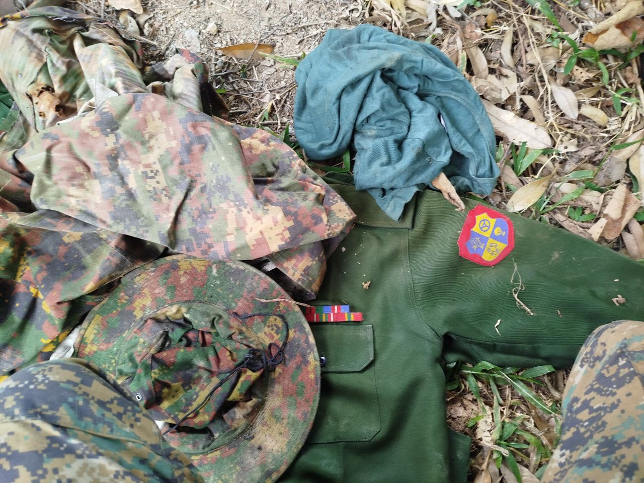 လူထုတော်လှန်ရေးမဟာမိတ်အင်အားစု (PRA – Magway)မှ ရဲဘော်များအား တွေ့ရစဉ်။ ဓာတ်ပုံ − PRA)