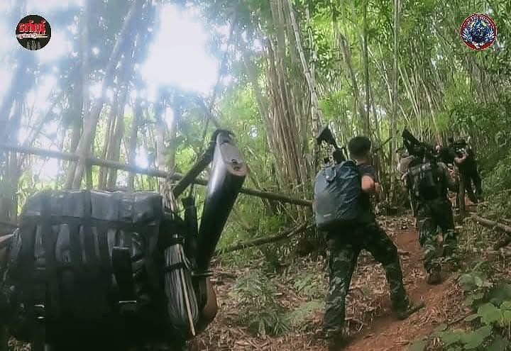 (တော်လှန်ရေးပူးပေါင်းတပ်ဖွဲ့တွင်ပါဝင်သည့် ကီးကူစစ်ကြောင်းမှ ရဲဘော်အချို့ကို တွေ့ရစဥ်။ ဓာတ်ပုံ - ကီးကူစစ်ကြောင်း)