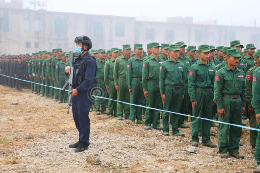 (ပြစ်ဒဏ်စီရင်ခံရသူများအား MNDAAက ခေါ်ဆောင်လာစဉ်နှင့် ကြည့်ရှု့နေသော ပြည်သူများအား တွေ့ရစဉ်။ ဓာတ်ပုံ - MNDAA)