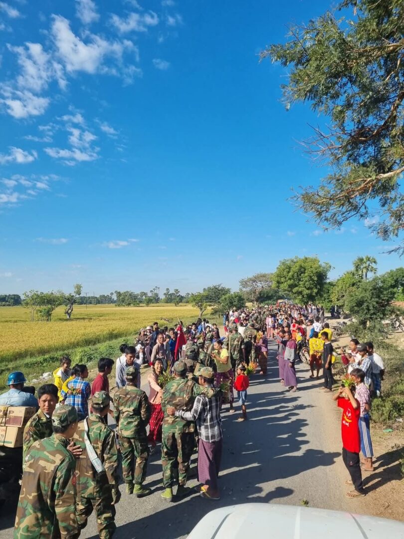 (ရှမ်းမန်းစစ်ဆင်ရေးမှပြန်လာသော ရွှေဘိုခရိုင်အမှတ် (၂၆)တပ်ရင်းမှ ရဲဘော်များအား ပြည်သူများက ကြိုဆိုနေသည်ကို တွေ့ရစဥ်။ ဓာတ်ပုံ - ဓာတ်ပုံ-C.M.O(ဂဏန်း))