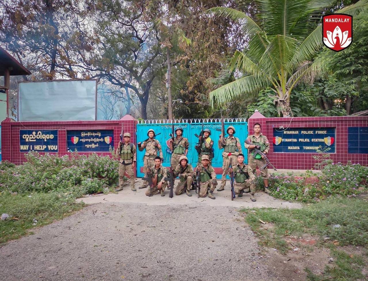 (မတ္တရာမြို့နယ်အတွင်း စစ်တပ်စခန်းနဲ့ စစ်တပ်တပ်စွဲရာ​နေရာ ၄၀ ခန့်ကိုသိမ်းပိုက်ထား​တဲ့မန္တ​လေး PDFတပ်ဖွဲ့ဝင်​တွေ။ဓါတ်ပုံ-မန္တ​လေးPDF)