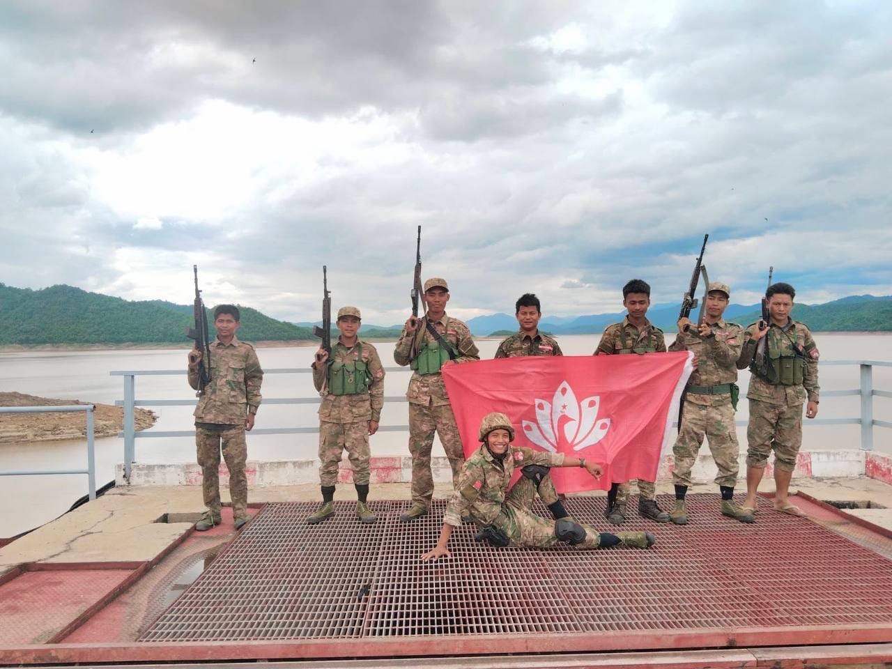 (မတ္တရာမြို့နယ်အတွင်း စစ်တပ်စခန်းနဲ့ စစ်တပ်တပ်စွဲရာ​နေရာ ၄၀ ခန့်ကိုသိမ်းပိုက်ထား​တဲ့မန္တ​လေး PDFတပ်ဖွဲ့ဝင်​တွေ။ဓါတ်ပုံ-မန္တ​လေးPDF)