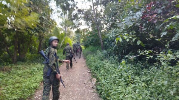 လူထုတော်လှန်ရေးမဟာမိတ်အင်အားစု (PRA – Magway)မှ ရဲဘော်များအား တွေ့ရစဉ်။ ဓာတ်ပုံ − PRA)