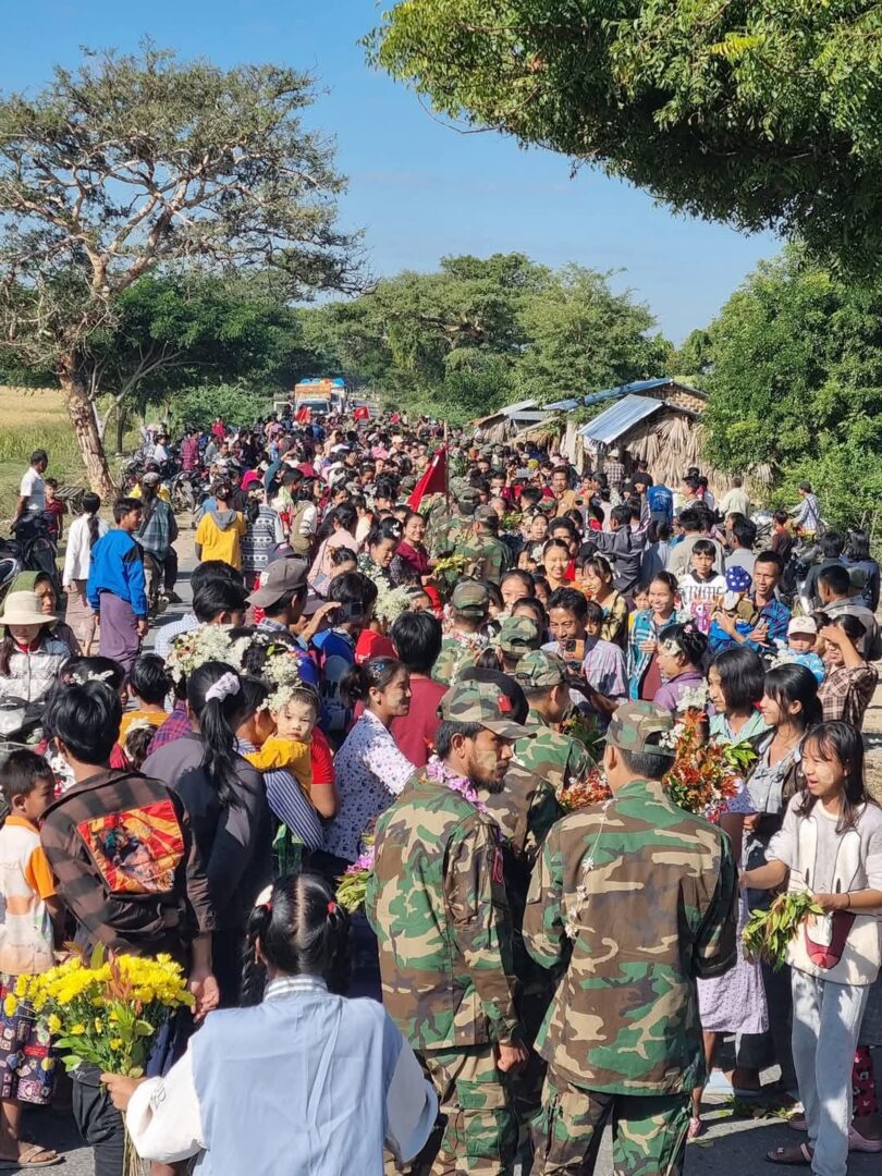 (ရှမ်းမန်းစစ်ဆင်ရေးမှပြန်လာသော ရွှေဘိုခရိုင်အမှတ် (၂၆)တပ်ရင်းမှ ရဲဘော်များအား ပြည်သူများက ကြိုဆိုနေသည်ကို တွေ့ရစဥ်။ ဓာတ်ပုံ - ဓာတ်ပုံ-C.M.O(ဂဏန်း))