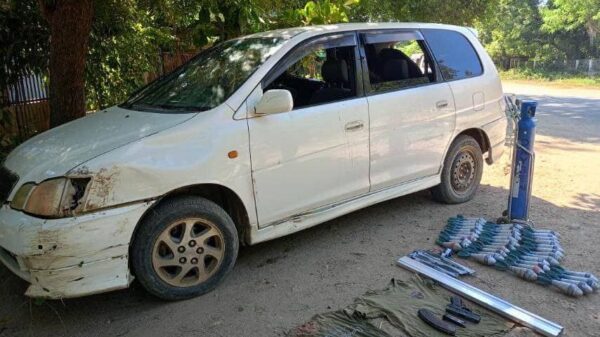 (စစ်ကောင်စီဘက်က ထုတ်ပြန်ထားသည့် ပစ်ခတ်ခံရသော ရဲဘော်နှစ်ဦး၏ကားအား တွေ့ရစဥ်။ဓာတ်ပုံ-စကစ)