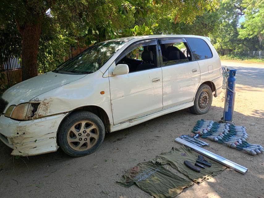 (စစ်ကောင်စီဘက်က ထုတ်ပြန်ထားသည့် ပစ်ခတ်ခံရသော ရဲဘော်နှစ်ဦး၏ကားအား တွေ့ရစဥ်။ဓာတ်ပုံ-စကစ)