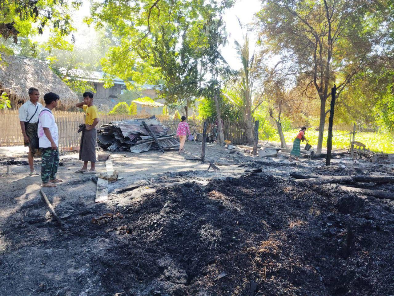 (ကမ္ဘဲ့ရွာရှိ မီးရှို့ဖျက်ဆီးခံရသော နေအိမ်များနှင့် လက်နက်ကြီးထိ၍ ပျက်စီးခဲ့သော သမန္တပို့ရွာမှ နေအိမ်များအား တွေ့ရစဥ်။ဓာတ်ပုံ - Yesagyo Info)