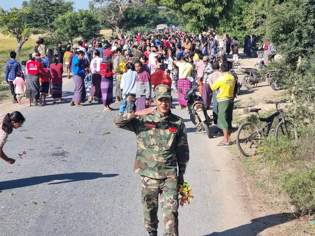 (ရှမ်းမန်းစစ်ဆင်ရေးမှပြန်လာသော ရွှေဘိုခရိုင်အမှတ် (၂၆)တပ်ရင်းမှ ရဲဘော်များအား ပြည်သူများက ကြိုဆိုနေသည်ကို တွေ့ရစဥ်။ ဓာတ်ပုံ - ဓာတ်ပုံ-C.M.O(ဂဏန်း))