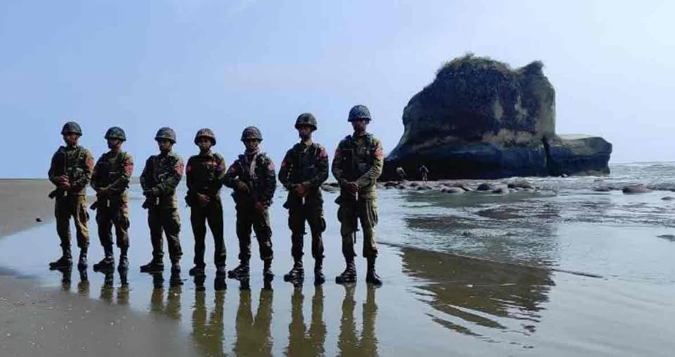 (မောင်တောမြို့နယ်၊ ကျောက်ပန္ဒူနယ်ခြားစောင့်စခန်းကို ဇွန်လ ၃ ရက်တွင် AA ကအပြီးသတ် သိမ်းပိုက်ရရှိပြီးနောက် တွေ့ရစဉ်၊ ဓာတ်ပုံ − AA Info)