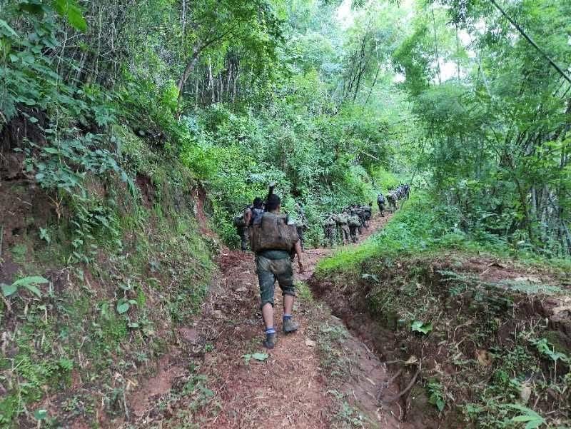 (ဓနုပြည်သူ့လွတ်မြောက် ရေးတပ်တော်(DPLA)မှ ရဲဘော်များအား တွေ့ရစဉ်။ ဓာတ်ပုံ - DPLA)