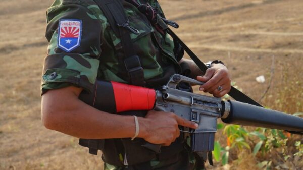 (KNLA တပ်ဖွဲ့ဝင်တဦး။ ။ဓာတ်ပုံ − KNU)