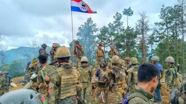 (ချင်းပြည်ကောင်စီတပ်ပေါင်းစုမှ ရဲဘော်များနှင့် စစ်တပ်ထံမှ သိမ်းဆည်းရရှိ​သောလက်နက်ခဲယမ်းအား တွေ့ရစဥ်။ ဓာတ်ပုံ - Chinland News၊CJ)