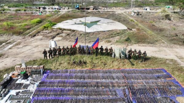 (မောင်တောဒေသတိုက်ပွဲအတွင်း သိမ်းရသော လက်နက်ခဲယမ်းများနှင့် ဖမ်းမိသော စကခမှူး ဗိုလ်မှူးချုပ် သူရိန်ထွန်းနှင့်အဖွဲ့အား တွေ့ရစဉ်၊ ဓာတ်ပုံ − AA)