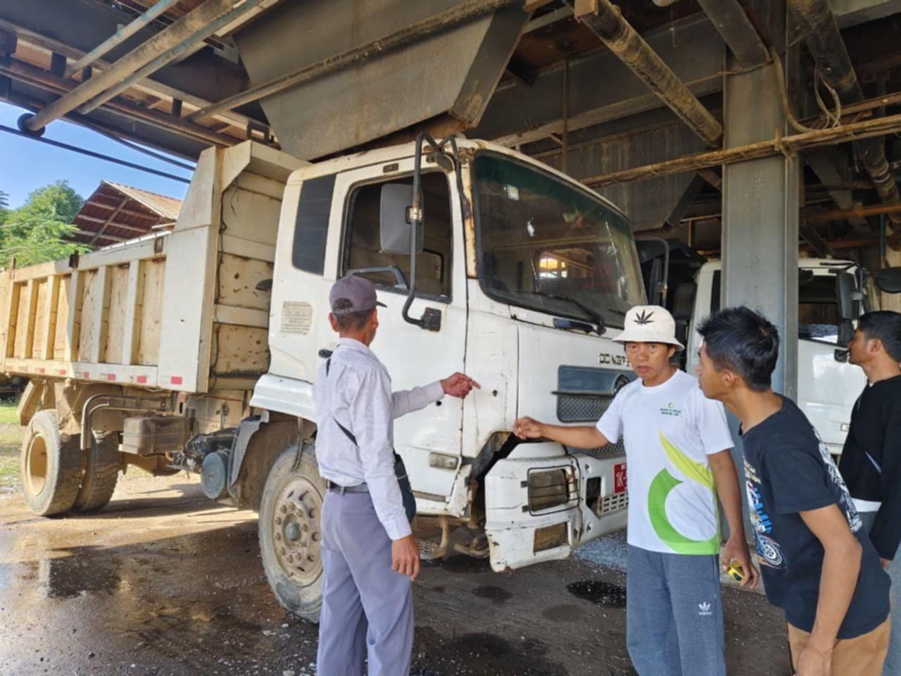 (စစ်ကောင်စီ လက်နက်ကြီးဖြင့်ပစ်ခတ်တိုက်ခိုက်မှုကြောင့် ဆင်းရွှေလီအမှတ်(၁)သကြားစက်ရုံ ပျက်စီးမှုများ။ ဓာတ်ပုံ - TNLA)