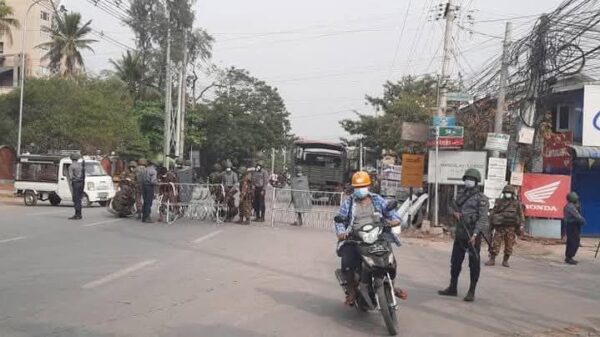 (မန္တလေးမြို့ ၁၉ လမ်း ၅၈ လမ်း၌ စစ်ကောင်စီတပ်ဖွဲ့ဝင်များ လမ်းပိတ်ဆို့ပြီး စစ်ဆေးနေသည်ကို ၂၀၂၁က တွေ့ရစဉ်။ ဓာတ်ပုံ - CJ)