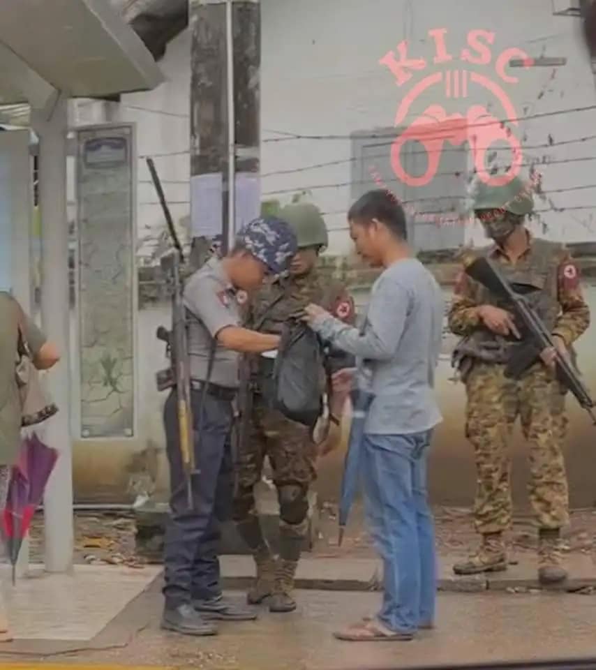 (ရန်ကုန်မြို့ လှည်းတန်းမှတ်တိုင်အနီး၌ စစ်ကောင်စီက လူငယ်တစ်ဦးအား စစ်ဆေးနေသည်ကို ၂၀၂၃ ဇူလိုင် ၃ရက်က တွေ့ရစဉ်။ ဓာတ်ပုံ - KISC)