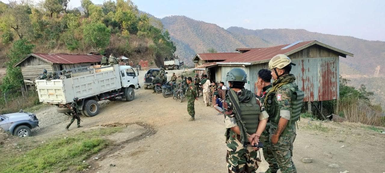 (ချင်းပြည်ကောင်စီတပ်ပေါင်းစုမှ ရဲဘော်များနှင့် စစ်တပ်ထံမှ သိမ်းဆည်းရရှိ​သောလက်နက်ခဲယမ်းအား တွေ့ရစဥ်။ ဓာတ်ပုံ - Chinland News၊CJ)