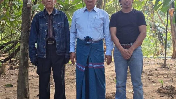 (NUG ဝန်ကြီးချုပ် မန်းဝင်းခိုင်သန်း ၊ အလုပ်သမားရေးရာဝန်ကြီး နိုင်သုဝဏ္ဏ ၊ ဒုဝန်ကြီးဦးကျော်နီ နှင့် အတွင်းဝန် နိုင်ထောရွတ်တို့ကို​​တော်လှန်​ရေးတပ်ဖွဲ့ဝင်များနှင့် အတူတွေ့ရစဥ်။ ဓါတ်ပုံ- PVTV)