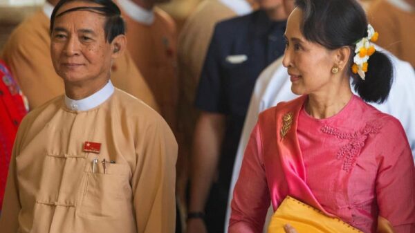 (နိုင်ငံ​တော်၏ အတိုင်ပင်ခံ ပုဂ္ဂိုလ် ၊ နိုင်ငံခြား​ရေးဝန်ကြီး ​ဒေါ်​အောင်ဆန်းစုကြည် နှင့် သမ္မတ ဦးဝင်းမြင့် ။ဓါတ်ပုံ-ရိုက်တာ)