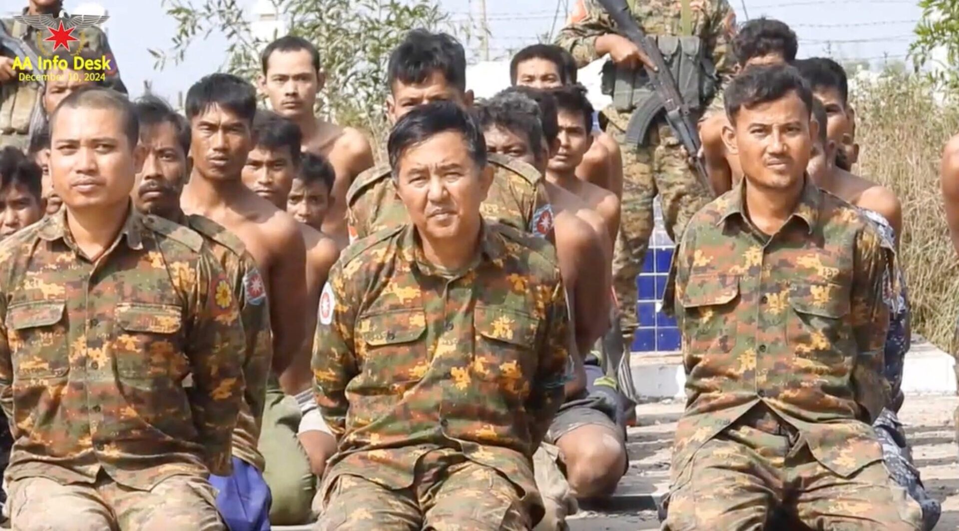(မောင်တောဒေသတိုက်ပွဲအတွင်း သိမ်းရသော လက်နက်ခဲယမ်းများနှင့် ဖမ်းမိသော စကခမှူး ဗိုလ်မှူးချုပ် သူရိန်ထွန်းနှင့်အဖွဲ့အား တွေ့ရစဉ်၊ ဓာတ်ပုံ − AA)