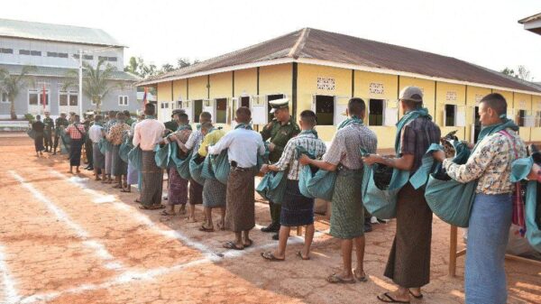 (စစ်မှုထမ်းရန် စုဆောင်းခံရသူများအား စက်တင်ဘာအတွင်းက တွေ့ရစဥ်။ဓာတ်ပုံ-စကစ)