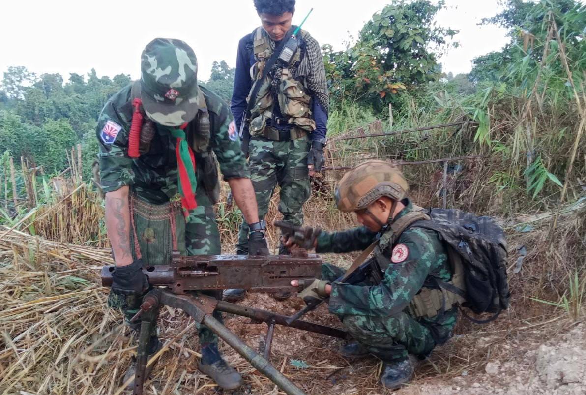 (စစ်တပ်စခန်းမှ သိမ်းဆည်းရရှိသောလက်နက်ခဲယမ်းများ။ဓါတ်ပုံ- BPLA ၊ ရဲဘော်တင်ဦး)