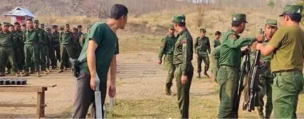 ( ပအိုဝ်းအမျိုးသားကာကွယ်ရေးတပ်ဖွဲ့−ခမ်းကောင် (PNDF-KK)မှ ရဲဘော်များနှင့် ပအိုဝ်းအမျိုးသားလွတ်မြောက်ရေးအဖွဲ့ချုပ်(PNLO)မှ ရဲဘော်များ။ ဓာတ်ပုံ - PNLO၊ PNFC)