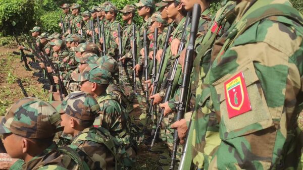 (စစ်ကိုင်းတိုင်းပြည်သူ့ကာကွယ်ရေးအဖွဲ့(ပကဖ)မှ ရဲဘော်များအား တွေ့ရစဉ်။ ဓာတ်ပုံ - စစ်ကိုင်းတိုင်း -ပကဖ)