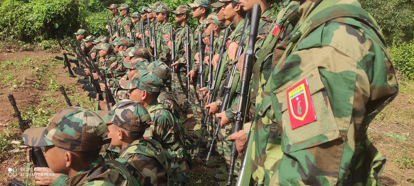 (စစ်ကိုင်းတိုင်းပြည်သူ့ကာကွယ်ရေးအဖွဲ့(ပကဖ)မှ ရဲဘော်များအား တွေ့ရစဉ်။ ဓာတ်ပုံ - စစ်ကိုင်းတိုင်း -ပကဖ)