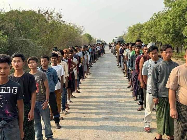 (စစ်မှုထမ်းရန် စုဆောင်းခံရသူများအား မေလအတွင်းက တွေ့ရစဥ်။ဓာတ်ပုံ - စကစ)